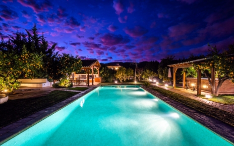 Piscina de 16 metros de largo, zona de barbacoa y bar en la piscina